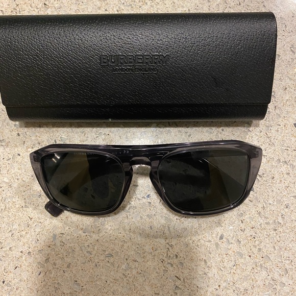 BURBERRY SUNGLASSES BRAND NEW - Picture 3 of 3